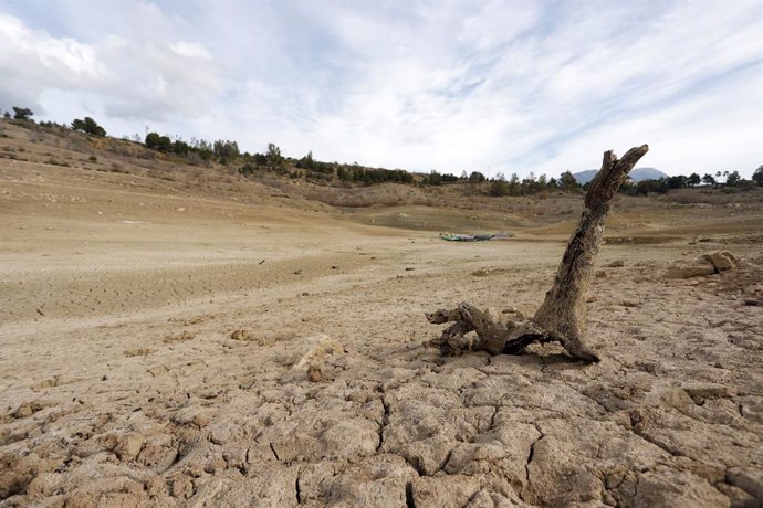 Archivo - El embalse de La Viñuela, ubicado en La Axarquía, se encuentra al 15% de su capacidad total a causa de la sequía provocada por la falta de precipitaciones en este invierno a19 de febrero de 2022 Málaga, Andalucía.