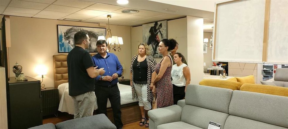 El candidato número uno al Congreso por el PSOE de Huelva, Gabriel Cruz, en su visita a una de las empresas del Polígono La Colmenilla de Gibraleón.