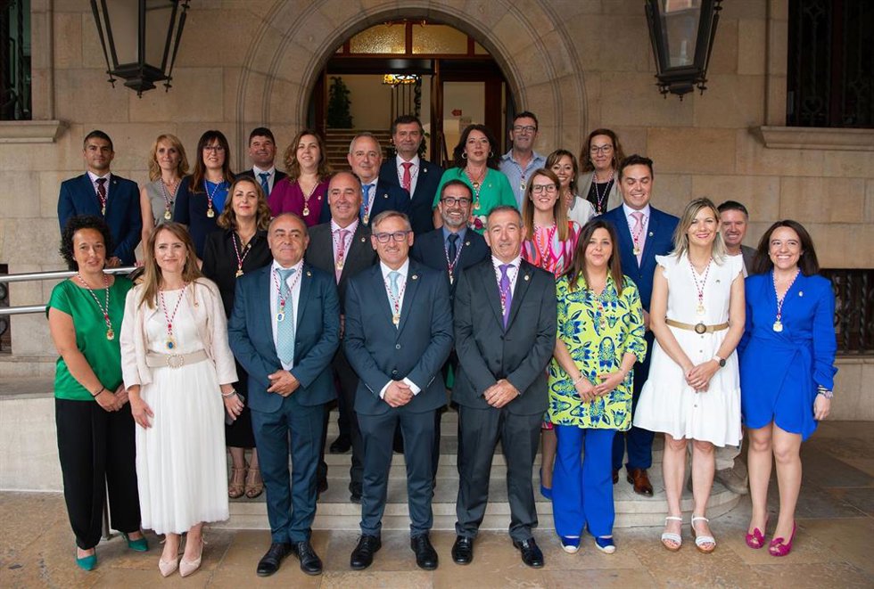 Foto de familia de la nueva Corporación Provincial, con Joaquín Juste en el centro.