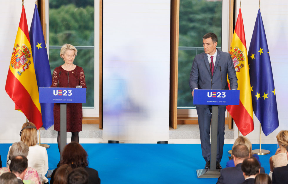 La presidenta de la Comisión Europea, Ursula von der Leyen y el presidente del Gobierno, Pedro Sánchez, durante la rueda de prensa.