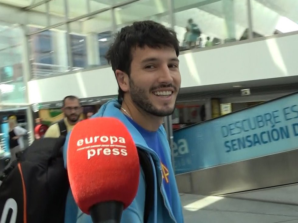 Sebastián Yatra llega a la estación de tren de Madrid