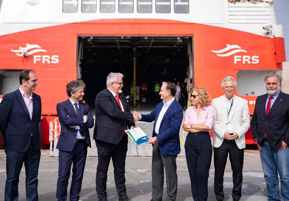 El director general de FRS Iberia, Ronny Moriana, con el presidente de la APBA.