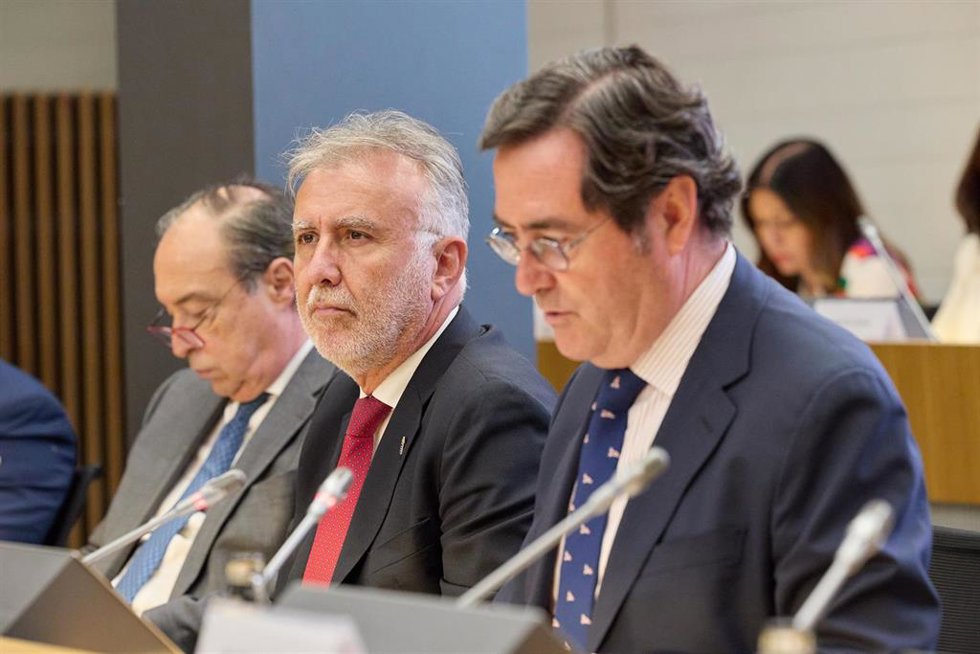 El presidente del Gobierno de Canarias, Ángel Víctor Torres (c), y el presidente de CEOE, Antonio Garamendi (1d), durante la presentación del Consejo empresarial España - África, en la sede CEOE, a 3 de julio de 2023, en Madrid (España). La finalidad de