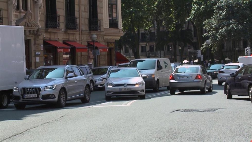 Archivo - Tráfico por calles céntricas de Bilbao 