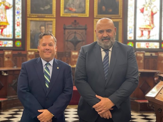 El cónsul honorario de Brasil en Baleares, Ansgar Thune, y alcalde de Palma, Jaime Martínez, en una visita al Salón de Sesiones Plenarias del Ayuntamiento.