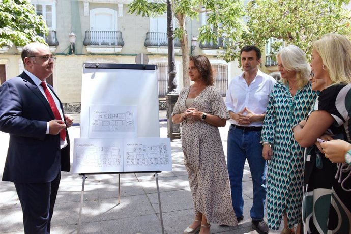 Catalina García atiende a las explicaciones para el futuro centro de salud Mentidero en Cádiz.