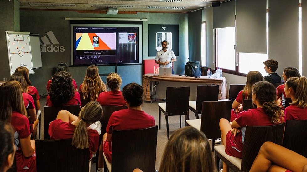 La selección española femenina de fútbol recibe este lunes en la Ciudad del Fútbol de Las Rozas una sesión sobre integridad en el deporte.
