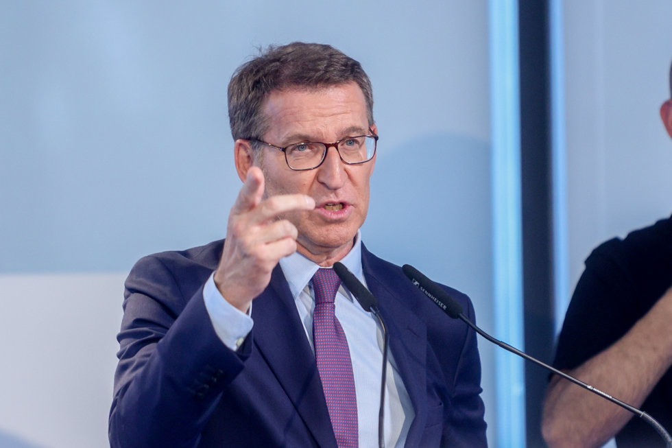 El presidente del Partido Popular y candidato a la Presidencia del Gobierno, Alberto Núñez Feijóo, interviene en un encuentro organizado por La Razón