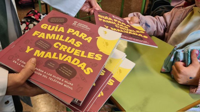 Las guías llegan a las familias en un centro educativo.