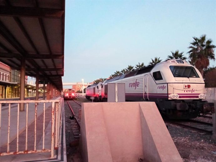 Archivo - Trenes en la estación ferroviaria de Almería.