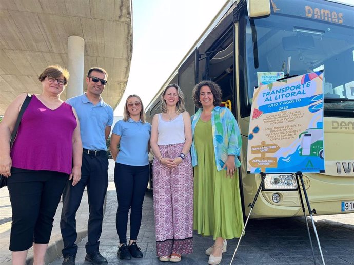 Carmen Sánchez y la alcaldesa de Prado del Rey en la salida de transporte en autobús al litoral.