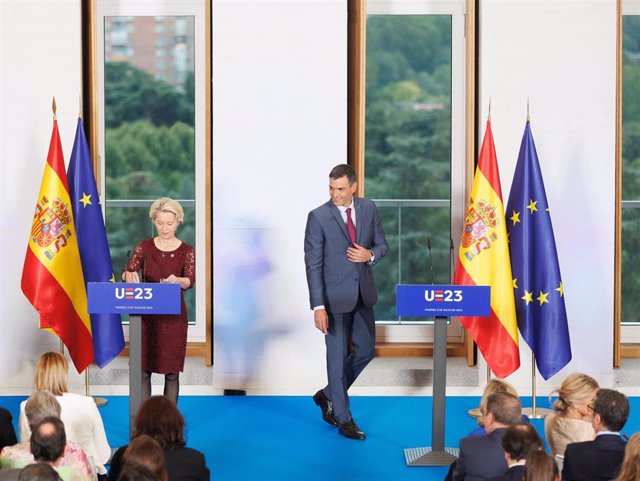 La presidenta de la Comisión Europea, Ursula von der Leyen y el presidente del Gobierno, Pedro Sánchez, a su llegada a una rueda de prensa posterior a la reunión plenaria del Gobierno de España y del Colegio de Comisarios, en la Galería de Colecciones Rea