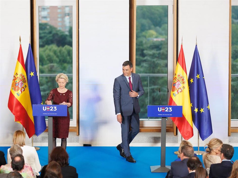 La presidenta de la Comisión Europea, Ursula von der Leyen y el presidente del Gobierno, Pedro Sánchez, a su llegada a una rueda de prensa posterior a la reunión plenaria del Gobierno de España y del Colegio de Comisarios, en la Galería de Colecciones R