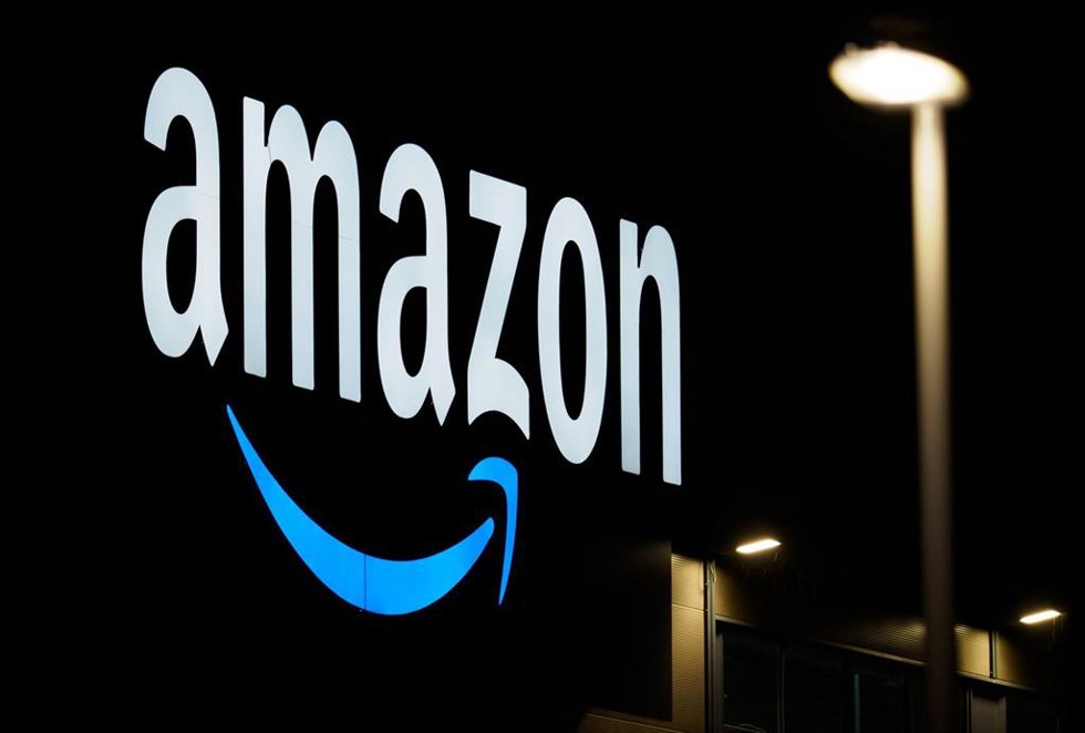 Archivo - FILED - 17 December 2020, Brandenburg, Schoenefeld: Amazon's logo is seen at the online retailer's logistics center. Germany's Amazon workers to see base pay rate rise to 14 per hour. Photo: Soeren Stache/dpa-Zentralbild/dpa