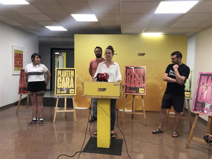 La candidata de la CUP Mireia Vehí junto al candidato Albert Botran, en rueda de prensa.