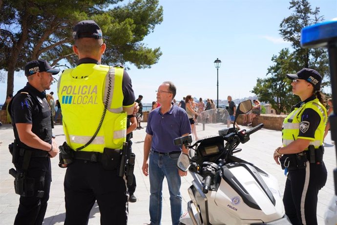 La Policía Local despliega un dispositivo especial de vigilancia de la venta ambulante sin licencia en Palma.