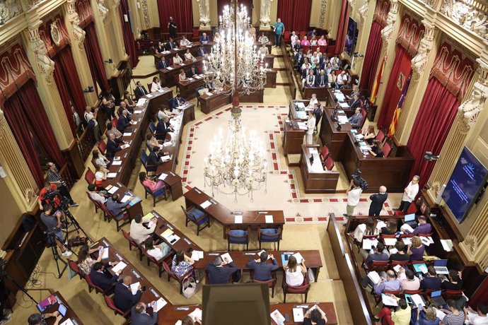 Vista general de la primera sesión del pleno de investidura de Marga Prohens, en el Parlament Balear.