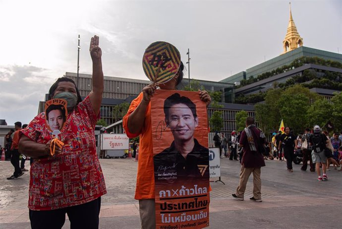 Archivo - Manifestación a favor de Pita Limjaroenrat en Bangkok