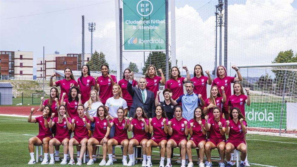 Las embajadoras de Iberdrola Lydia Valentín y Desirée Vila y el consejero delegado de la energética en España, Mario Ruiz-Tagle, animan a España antes de afrontar el Mundial femenino.