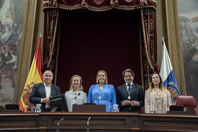 Foto de familia de la nueva Mesa del Parlamento de Canarias durante la constitución de la XI Legislatura del Parlamento de Canarias