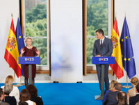 Von der Leyen reivindica junto a Sánchez las políticas de centro frente a extremismos "de izquierda y derecha"