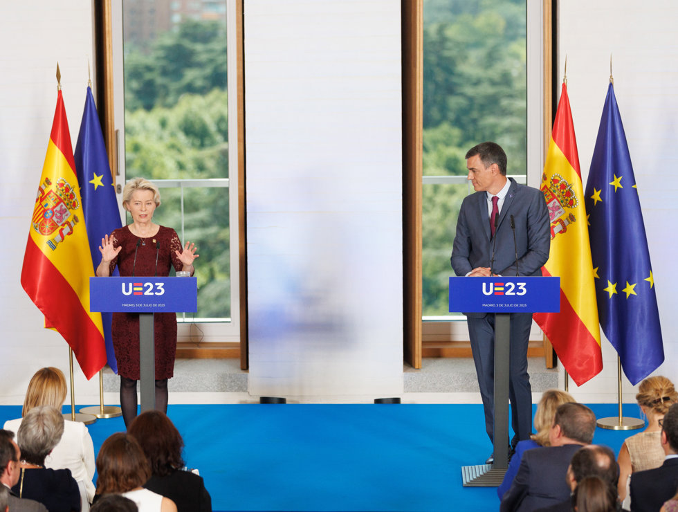 La presidenta de la Comisión Europea, Ursula von der Leyen y el presidente del Gobierno, Pedro Sánchez, durante una rueda de prensa posterior a la reunión plenaria del Gobierno de España y del Colegio de Comisarios. 
