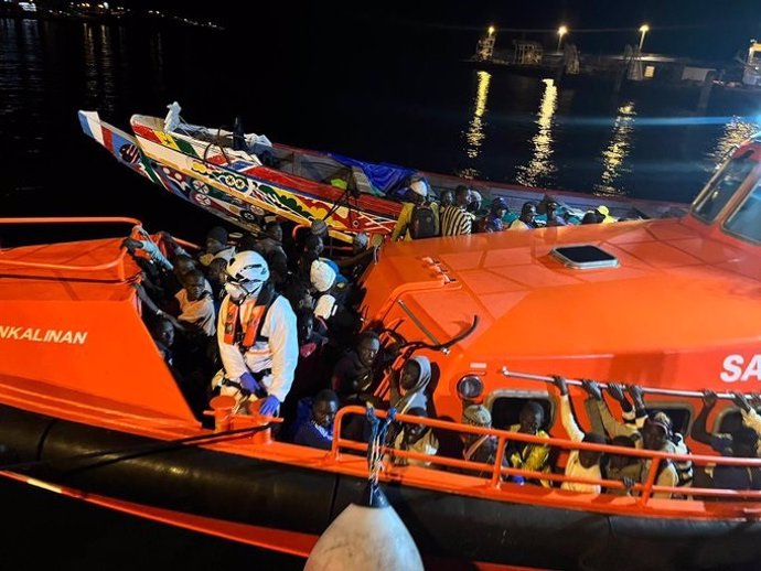 La salvamar 'Menkalinan' traslada a 150 migrantes que fueron interceptados al sur de la isla de Tenerife.