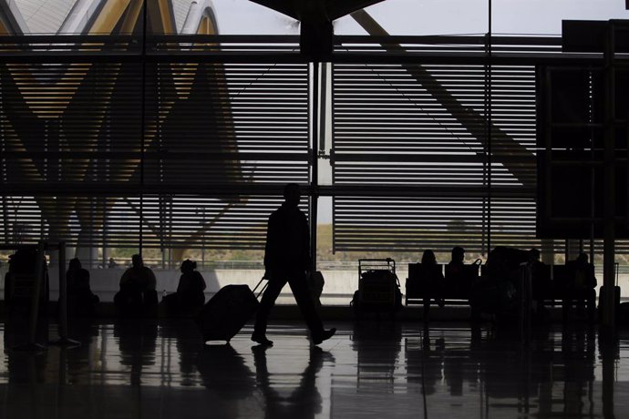 Archivo - Aeropuerto de Barajas, turismo, turistas, viajeros, viajes, avión, AENA, salidas, llegadas, retrasos, maletas, equipaje, embarque, embarcar.