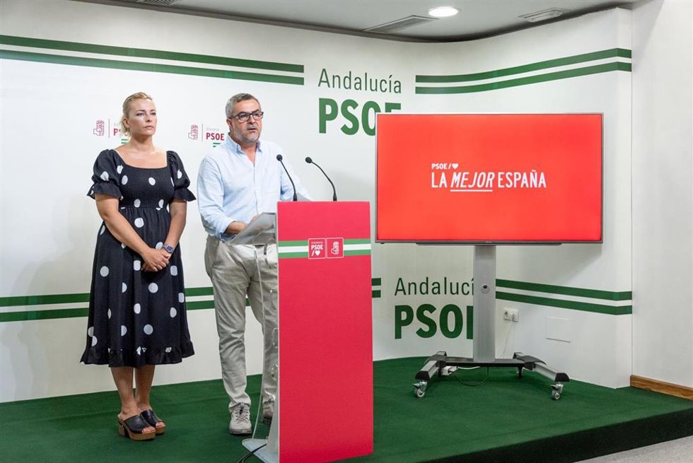 Lorenzo junto a Teresa Piqueras en la sede del PSOE de Almería