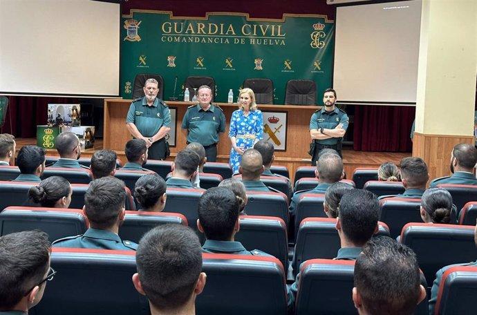 La subdelegada del Gobierno en la provincia de Huelva, Manuela Parralo, y el coronel jefe de la Comandancia de la Guardia Civil de Huelva, Andrés López, reciben a los agentes en prácticas.