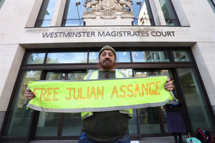 Archivo - Imagen de archivo de seguidores de Julian Assange. 