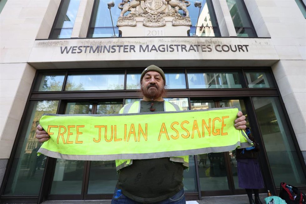 Archivo - Imagen de archivo de seguidores de Julian Assange.