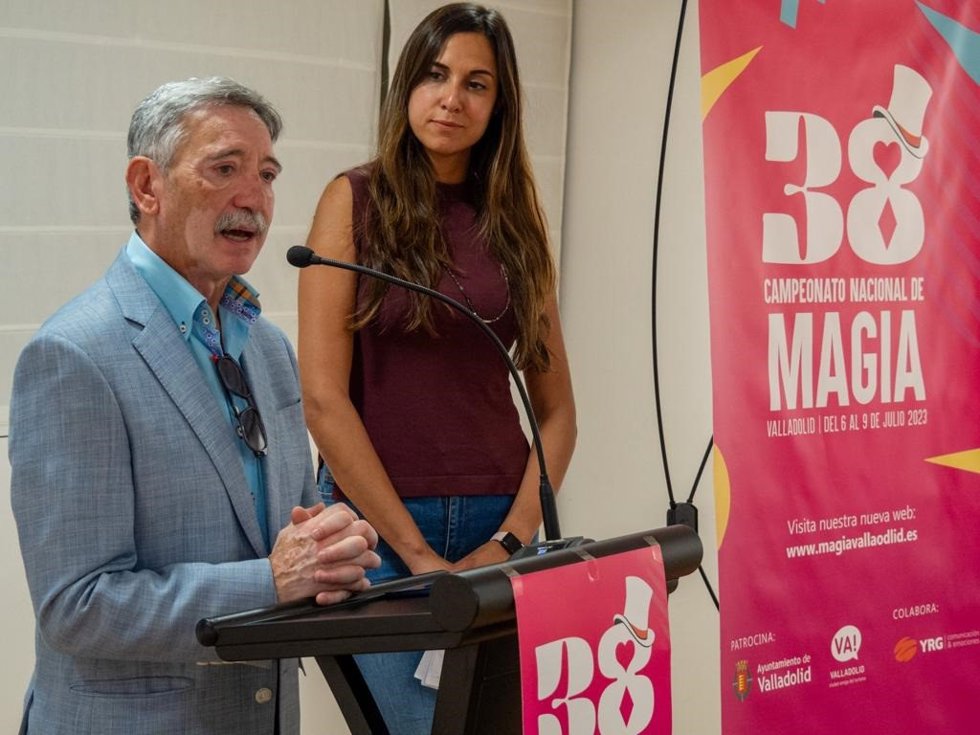 Fernando Arribas, en primer término, junto a la concejala Blanca Jiménez, durante la presentación del congreso.