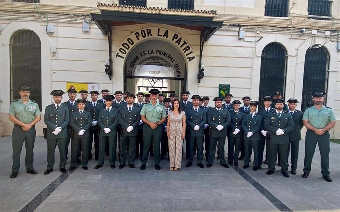Los 27 nuevos guardias civiles alumnos de Córdoba ante la Comandancia.