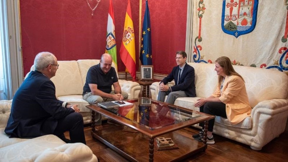 El presidente del Gobierno de La Rioja, Gonzalo Capellán, ha recibido esta tarde, en la sede del Ejecutivo riojano, al presidente Consejo Regulador de la DOCa Rioja, Fernando Ezquerro, y al director General de la DOCa Rioja, José Luis Lapuente