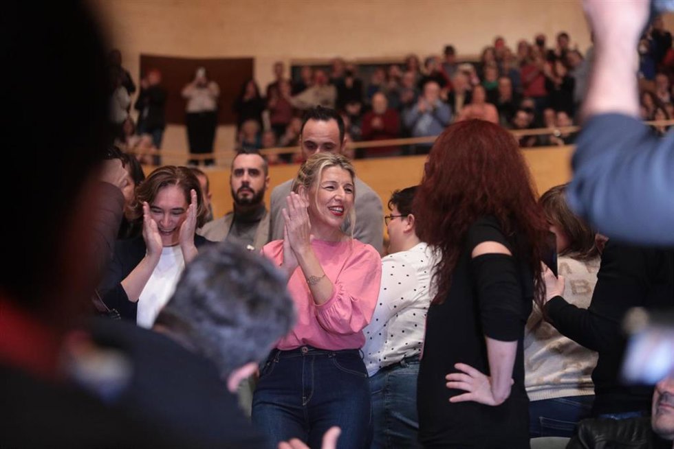 Archivo - La vicepresidenta segunda y ministra de Trabajo y Economía Social, Yolanda Díaz (d), y la alcaldesa de Barcelona, Ada Colau (i), intervienen en un acto de  SUMAR, a 14 de enero de 2023, en Barcelona, Catalunya (España). Hasta la fecha Díaz ha 