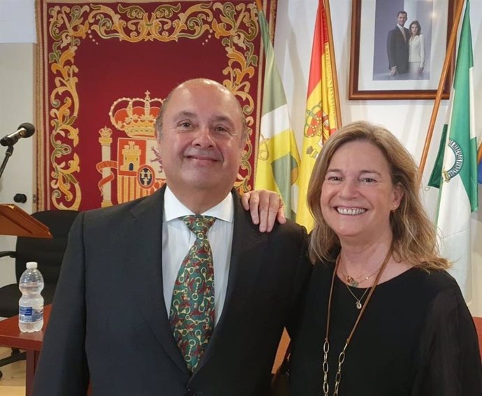 Los dos concejales de Vox en Bormujos, Isabel Madera y Valentín Ayesa.