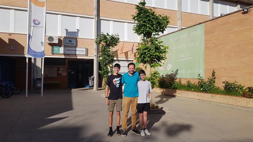 Los alumnos premiados junto al profesor en el IES Gran Capitán.