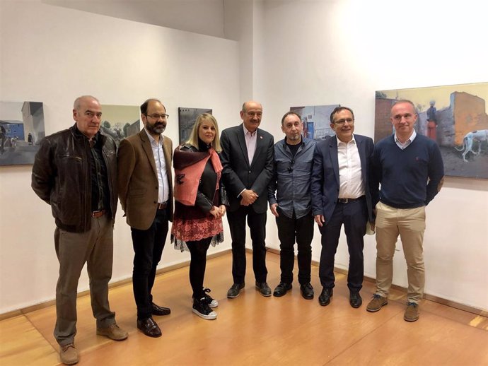 Archivo - Imagen de una inauguración con el artista Juanjo Viota (tercero por la derecha).