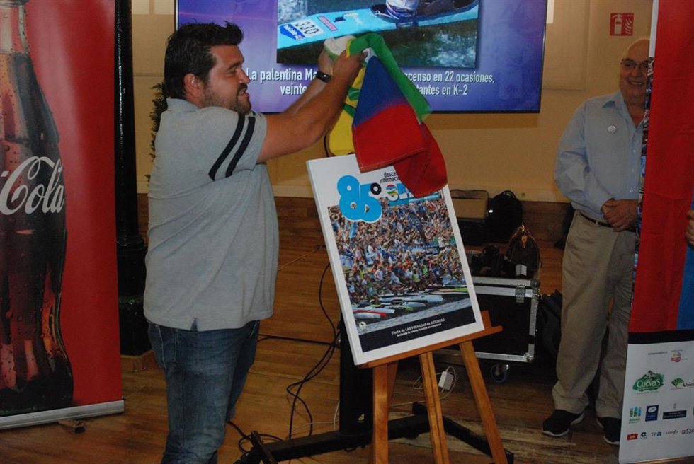 Momento en el que se descubrió el cartel del 85 Descenso Internacional del Sella durante la presentación de la cita deportiva.