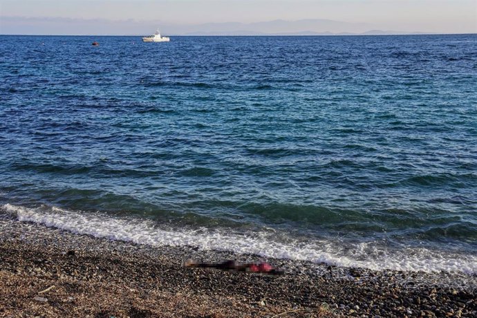 Archivo - Un cadáver de un migrante en una playa de Lesbos, Grecia, en una imagen de archivo