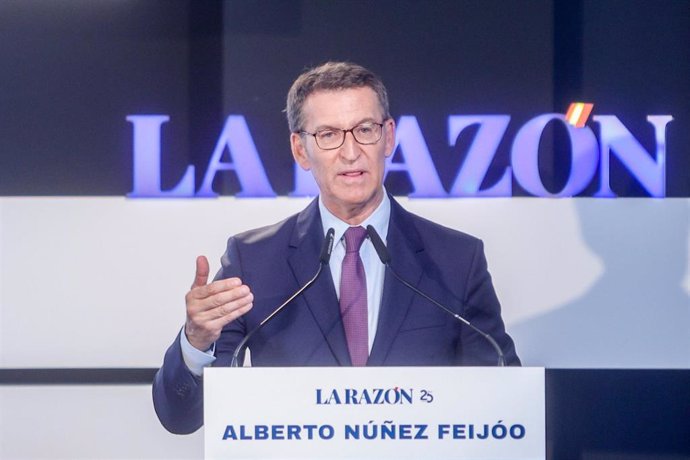 El presidente del Partido Popular y candidato a la Presidencia del Gobierno, Alberto Núñez Feijóo, interviene en un encuentro organizado por La Razón, en la sede de La Razón, a 3 de julio de 2023, en Madrid (España). Durante el acto, Feijóo ha explicado