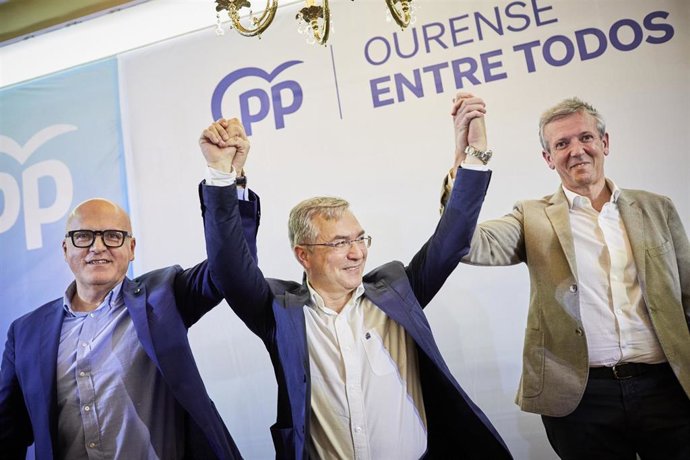 Archivo - Arquivo - (I-D) O presidente da Deputación de Ourense, Manuel Baltar, o candidato do Partido Popular á Alcaldía, Luís Menor, e o presidente da Xunta de Galicia, Alfonso Rueda, durante un mitin do Partido Popular no hotel Restaurante Pazo 