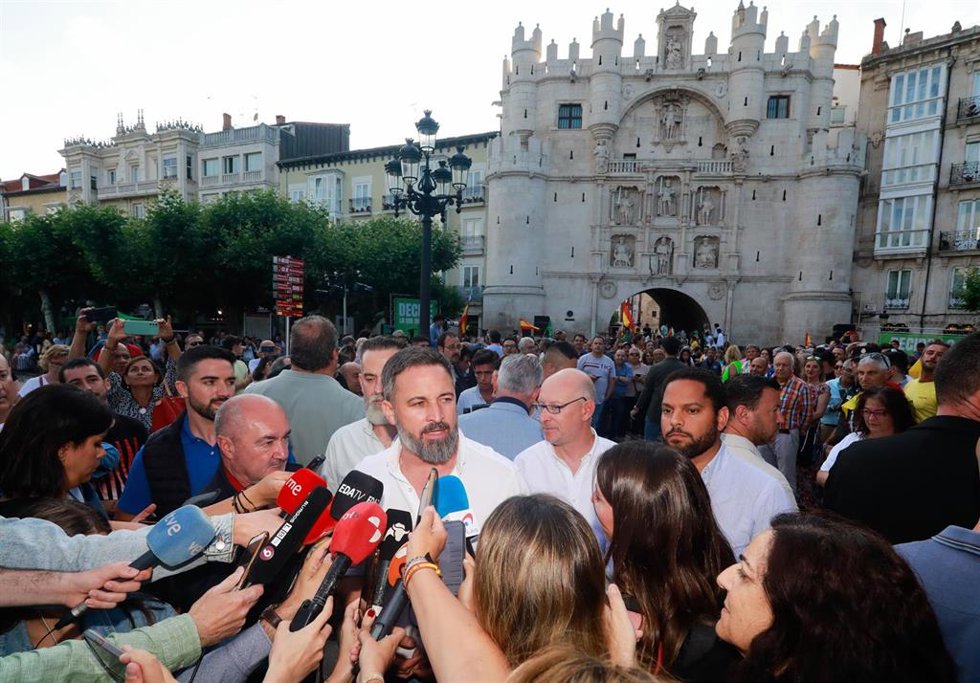 El líder de Vox y candidato a presidir el Gobierno, Santiago Abascal, atiende a los medios en un acto de precampaña electoral, en el Arco de Santa María, a 3 de julio de 2023, en Burgos, Castilla y León (España).