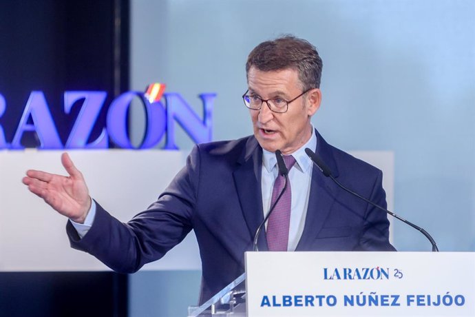 El presidente del Partido Popular y candidato a la Presidencia del Gobierno, Alberto Núñez Feijóo, interviene en un encuentro organizado por La Razón, en la sede de La Razón, a 3 de julio de 2023, en Madrid (España). Durante el acto, Feijóo ha explicado
