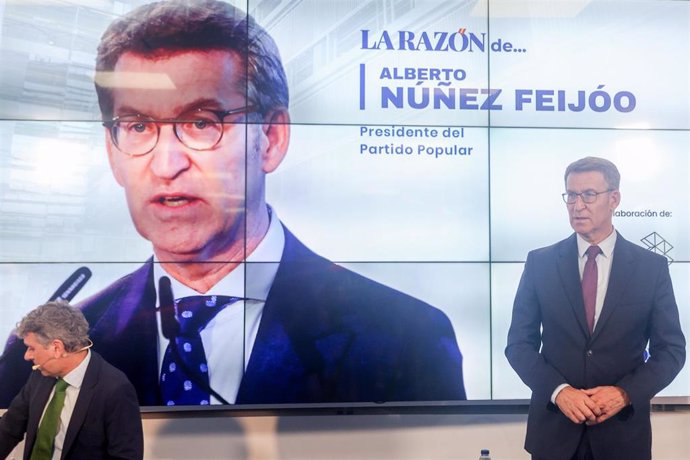 El presidente del Partido Popular y candidato a la Presidencia del Gobierno, Alberto Núñez Feijóo, interviene en un encuentro organizado por La Razón, en la sede de La Razón, a 3 de julio de 2023, en Madrid (España). Durante el acto, Feijóo ha explicado
