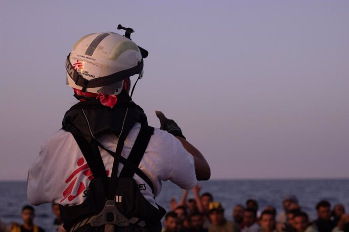 Un trabajador de Médicos Sin Fronteras (MSF) durante una operación de rescate de migrantes en el Mar Mediterráneo, en la zona de responsabilidad de búsqueda y salvamento (SAR) de Malta