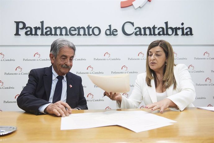 La presidenta del Partido Popular de Cantabria, María José Sáenz de Buruaga, firma con el secretario general del PRC, Miguel Ángel Revilla, el acuerdo para su investidura como presidenta de Cantabria, en el Parlamento, a 16 de junio de 2023, en Santande