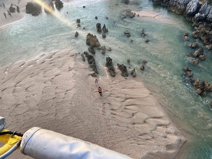 Movilizado el helicóptero de rescate por dos personas atrapadas por el oleaje en Isla