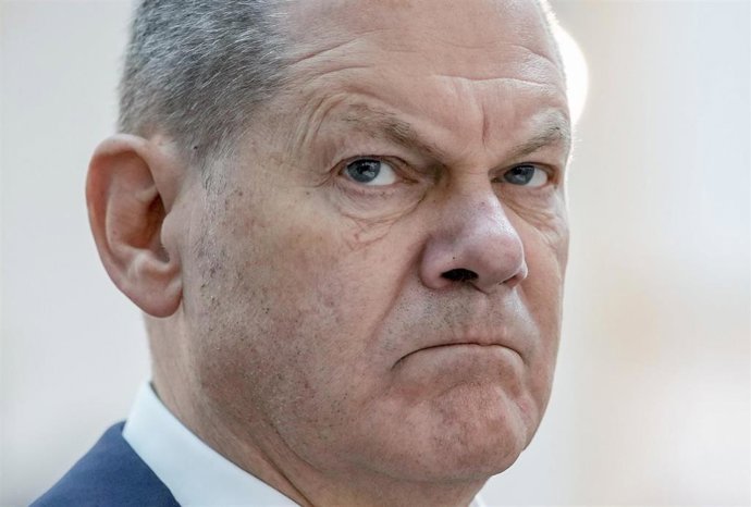 27 June 2023, Berlin: German Chancellor Olaf Scholz stands in the exhibition "Power, Space, Violence". Scholz and the Federal Minister for Building and Housing, Geywitz, visited the exhibition together at the Akademie der Kuenste on Pariser Platz. Photo